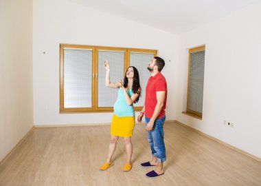 Hamile anne ve yeni evinde mutlu baba