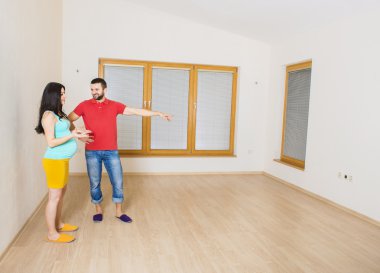 Hamile anne ve yeni evinde mutlu baba