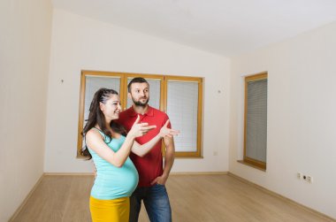 Hamile anne ve yeni evinde mutlu baba