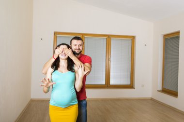 Hamile anne ve yeni evinde mutlu baba