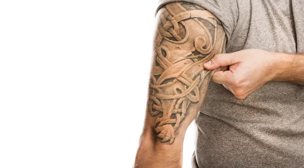 Uomo con tatuaggio — Foto Stock