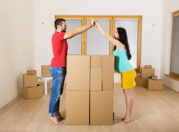 Zwangere moeder en blij vader in nieuwe huis — Stockfoto