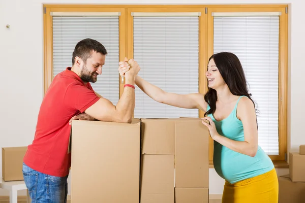 Madre embarazada y padre feliz en casa nueva —  Fotos de Stock