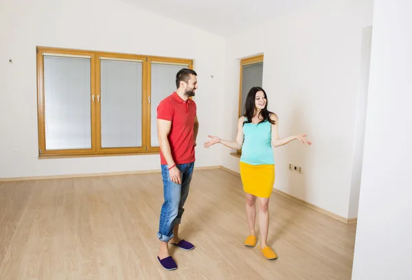 Pregnant mother and happy father in new house — Stock Photo, Image