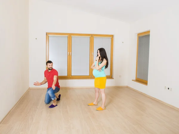 Mère enceinte et père heureux dans une nouvelle maison — Photo