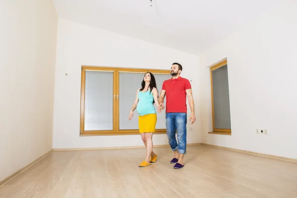 Mère enceinte et père heureux dans une nouvelle maison — Photo