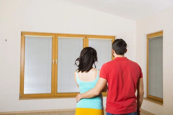 Pregnant mother and happy father in new house — Stock Photo, Image