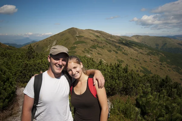 Turisté na vrcholu hory — Stock fotografie