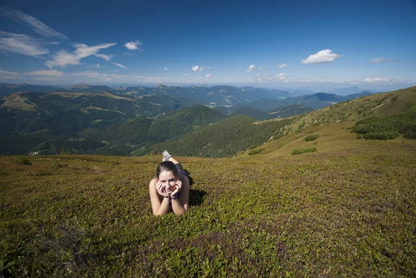 Escursionisti in cima alle montagne — Foto Stock