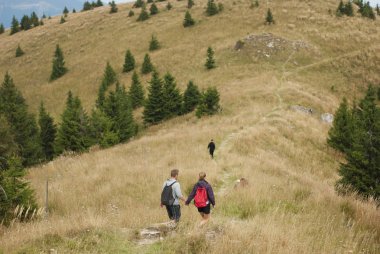 dağların tepesinde yürüyüşçü
