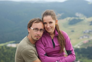 dağların tepesinde yürüyüşçü