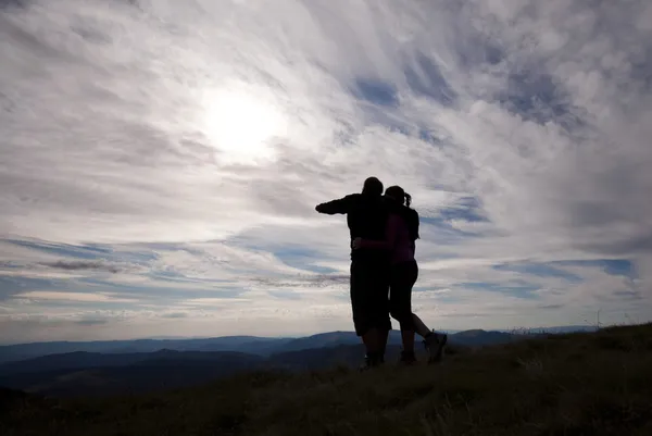 Senderistas en la cima de las montañas —  Fotos de Stock