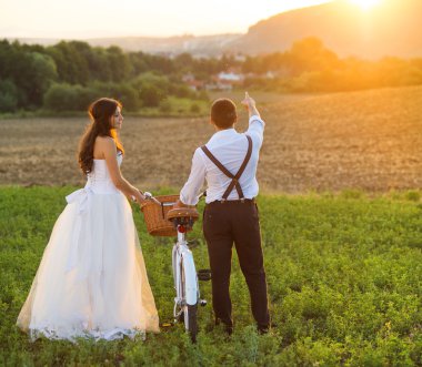 Gelin ve damat ile beyaz gelinlik Kiralama