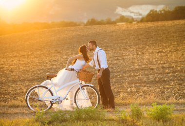 Gelin ve damat ile beyaz gelinlik Kiralama