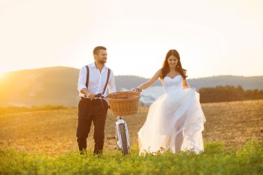 Gelin ve damat ile beyaz gelinlik Kiralama