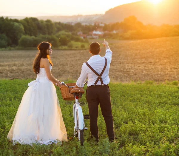 Mariée et marié avec un vélo de mariage blanc — Photo