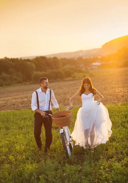 Bride and groom with a white wedding bike — Stock Photo, Image