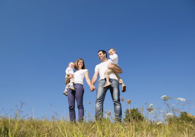 Doğadaki mutlu aile