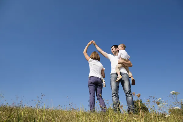 Doğadaki mutlu aile — Stok fotoğraf