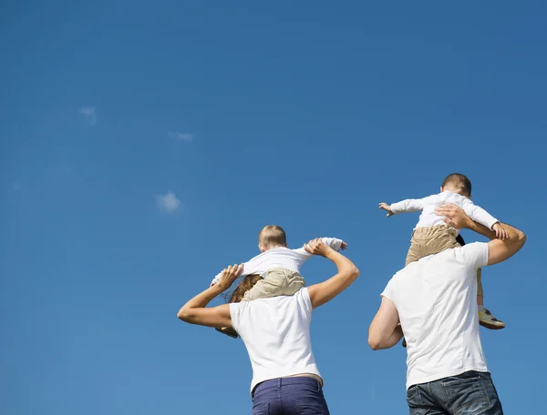 Lycklig familj i naturen — Stockfoto