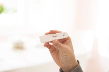 Hamilelik testi olan kadın