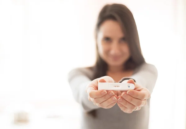 Жінка з тестом на вагітність — стокове фото