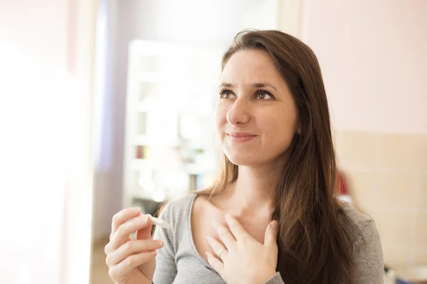 Vrouw met zwangerschapstest — Stockfoto