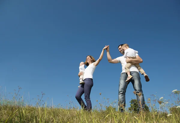 Lycklig familj i naturen — Stockfoto