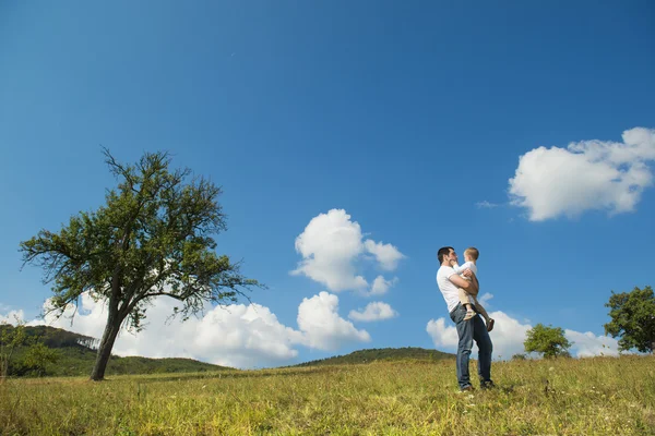 Famiglia felice nella natura — Foto Stock