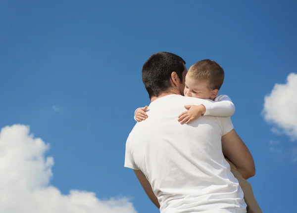 Familia feliz en la naturaleza — Foto de Stock