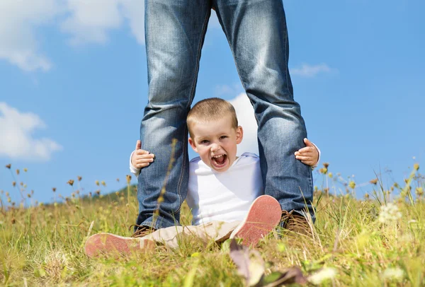 Lycklig familj i naturen — Stockfoto