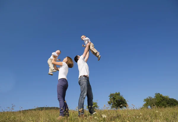 Doğadaki mutlu aile Stok Fotoğraf