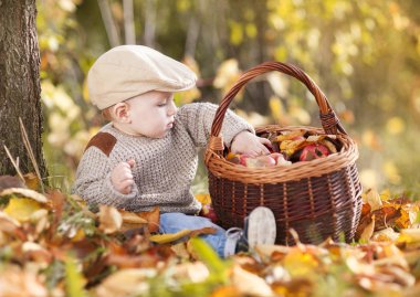 mutlu çocuk renkli sonbahar doğada oynuyor