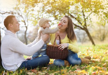 birlikte altın sonbahar doğada rahatlatıcı ailesi