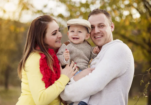 Familjen koppla av tillsammans i gyllene höst natur — Stockfoto