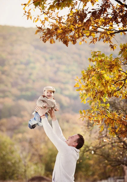 Padre relajándose con su hijo en otoño naturaleza — Foto de Stock