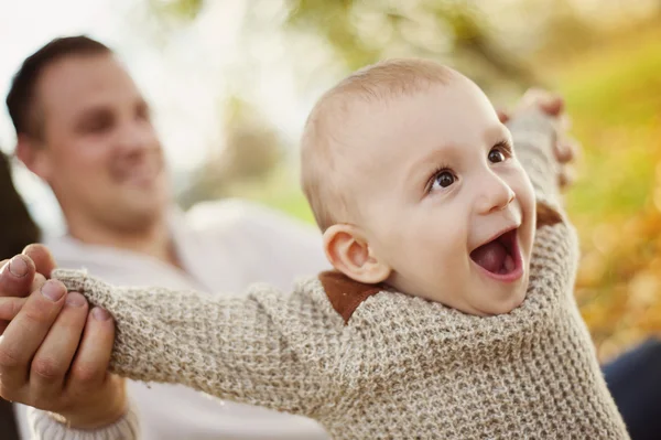 Padre relajándose con su hijo en otoño naturaleza — Foto de Stock