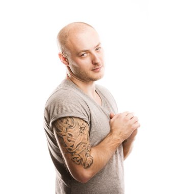 dövmeli adam