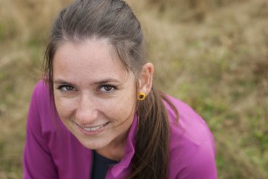 dağların tepesinde yürüyüşçü