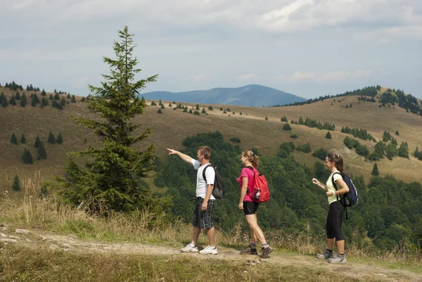 Wandelaars op de bovenkant van bergen — Stockfoto