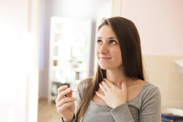 Vrouw met zwangerschapstest — Stockfoto