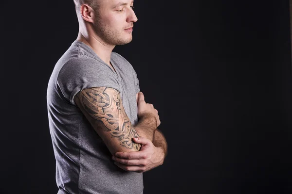 Mann med tatovering – stockfoto