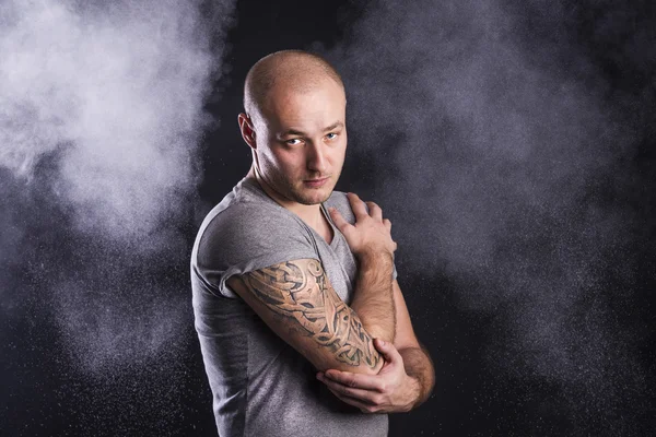 Uomo con tatuaggio — Foto Stock