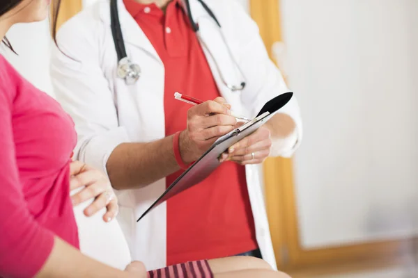 Mulher grávida com médico — Fotografia de Stock