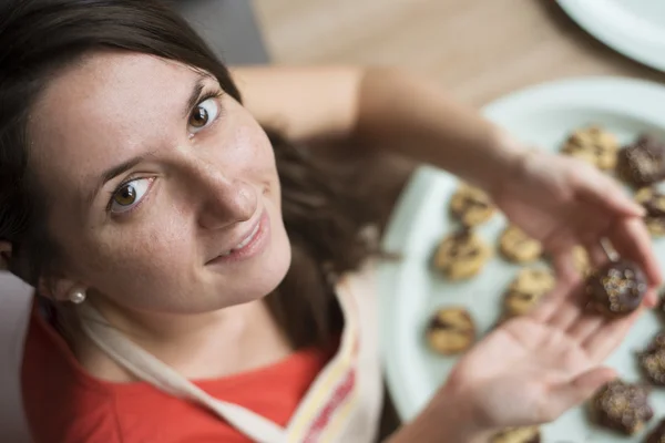 La mujer está haciendo pasteles de Navidad — Foto de Stock