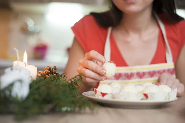 Kvinnan gör jul kakor — Stockfoto