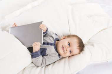 Bebek ile dijital tablet