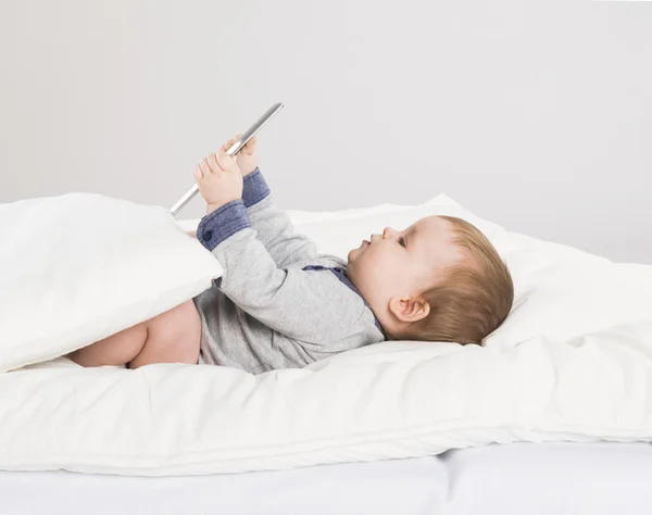 Bébé avec tablette numérique — Photo