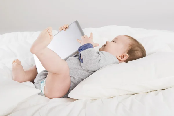 Baby mit digitalem Tablet — Stockfoto