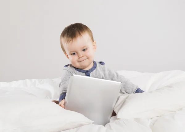 Baby met digitale tablet — Stockfoto